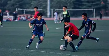 足球比赛现场增设特别席位，提供更好观赛体验