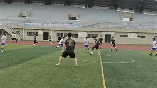 足球比赛现场增设特别席位，提供更好观赛体验